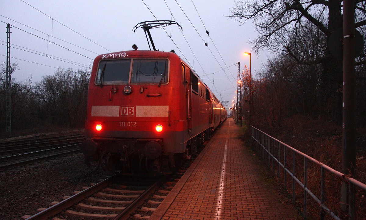 Ein Nachschuss von der 111 012 DB mit dem RE4 von Kohlscheid nach Dortmund-Hbf steht in Kohlscheid am Kalten Abend vom 23.1.2015.
