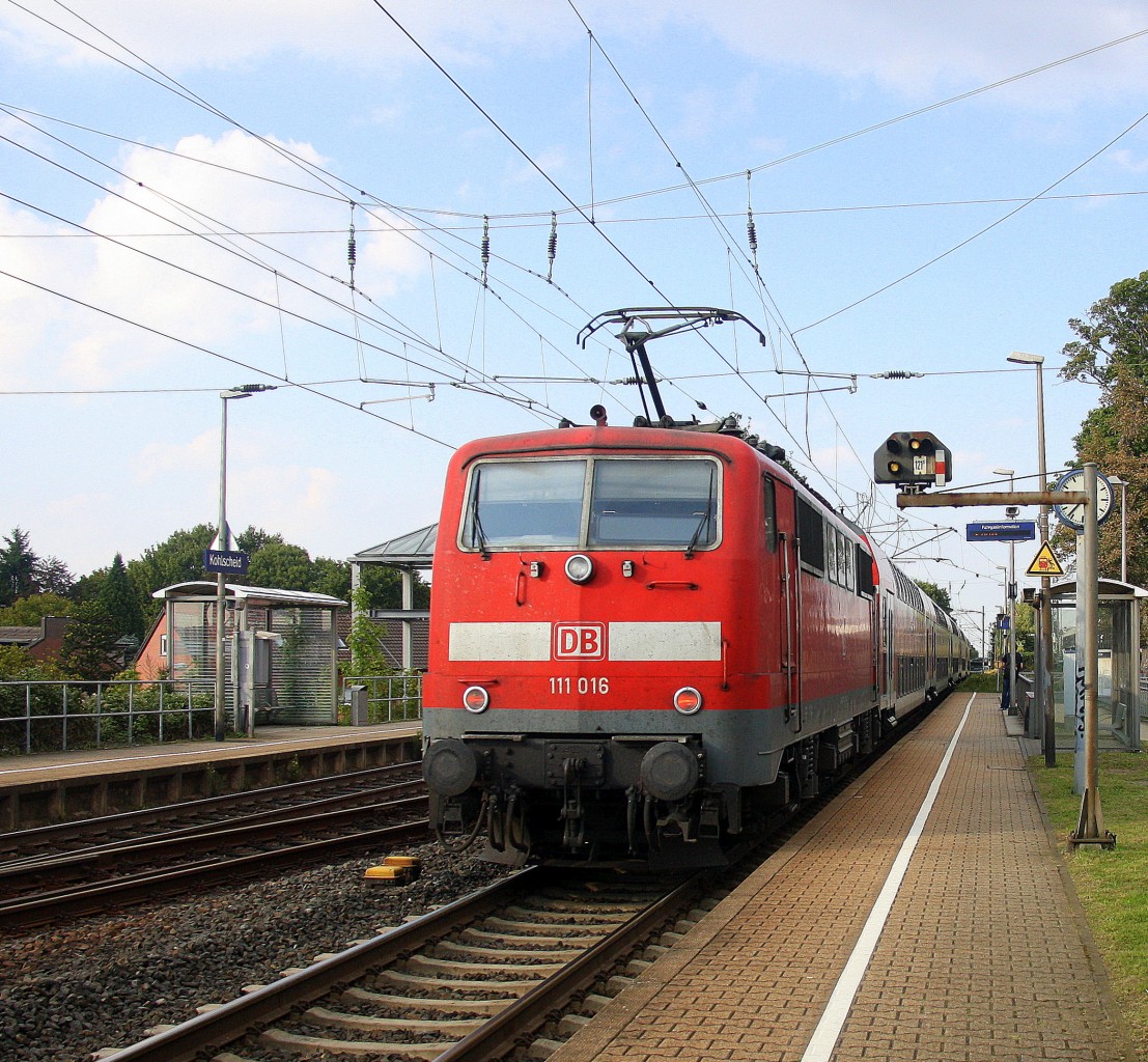 Ein Nachschuss von der 111 016 DB schiebt den RE4 aus Aachen-Hbf nach Dortmund-Hbf und kommt aus Richtung Aachen-West,Laurensberg,Richterich, und fährt durch Kohlscheid in Richtung Herzogenrath,Mönchengladbach,Neuss. 
Bei Sonnenschein und Wolken am Nachmittag vom 11.9.2015.