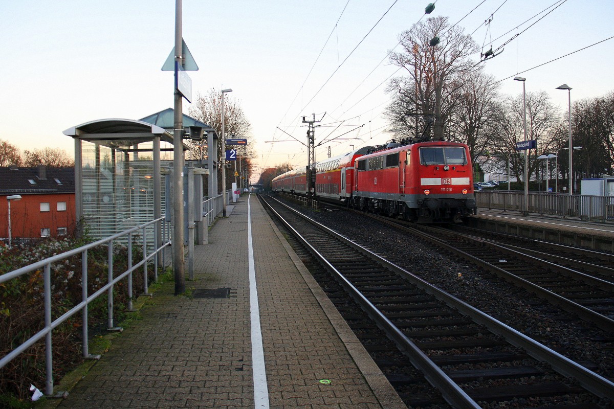 Ein Nachschuss von der 111 016 DB schiebt den RE4 aus Aachen-Hbf nach Dortmund-Hbf kommt aus Richtung Aachen-West,Laurensberg,Richterich, und fährt durch Kohlscheid in Richtung Herzogenrath,Mönchengladbach,Neuss. 
Bei schönem Sonnenschein am Morgen vom 8.12.2015.