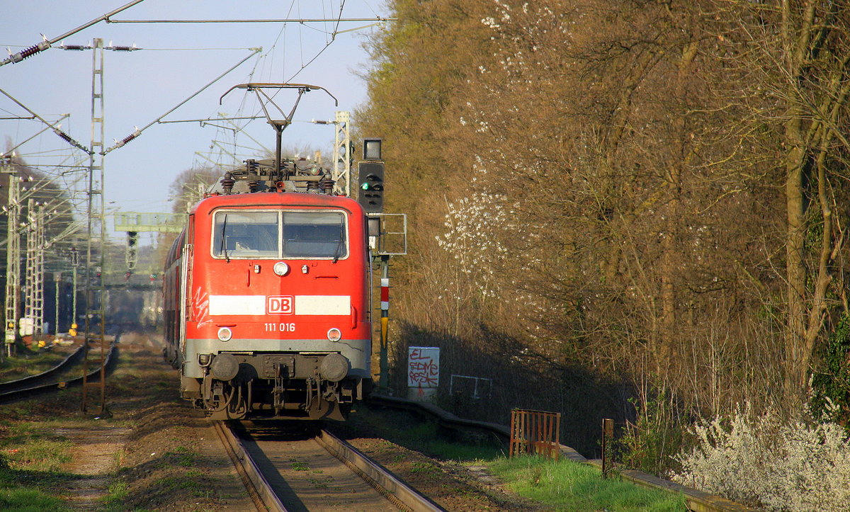 Ein Nachschuss von  der 111 016 DB schiebt den RE4 aus Aachen-Hbf nach Dortmund-Hbf und kommt aus Richtung Aachen-Hbf,Aachen-Schanz,Aachen-West,Laurensberg,Richterich,Kohlscheid,Herzogenrath,Hofstadt,Finkenrath,Rimburg,Übach-Palenberg,Zweibrüggen,Frelenberg,Geilenkirchen,Süggerrath,Lindern,Brachelen  und hat gerade eben in Hückelhoven-Baal gehalten und fährt weiter in Richtung Erkelenz,Herrath,Beckrath,Wickrath,Rheydt,Mönchengladbach.
Aufgenommen von Bahnsteig 1 in Hückelhoven-Baal.
An einem schönem Frühlingsabend am Abend vom 10.4.2016.