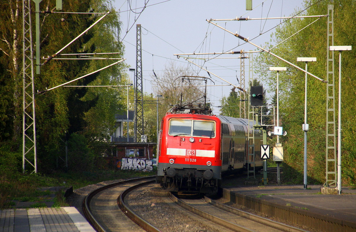 Ein Nachschuss von der 111 028 DB schiebt den RE4 aus Aachen-Hbf nach Düsseldorf-Hbf und kommt aus Richtung Aachen-Hbf,Aachen-Schanz,Aachen-West,Laurensberg,Richterich,Kohlscheid,Herzogenrath,Palenberg,Zweibrüggen,Frelenberg,Geilenkirchen,Süggerrath,Lindern,Brachelen,Hückelhoven-Baal,Baal und hält in Erkelenz und fährt dann weiter in Richtung Herrath,Beckrath,Wickrath,Rheydt-Hbf,Mönchengladbach-Hbf. Aufgenommen vom Bahnsteig 1 in Erkelenz. 
Bei schönem Sonnenschein am Nachmittag vom 11.4.2017.