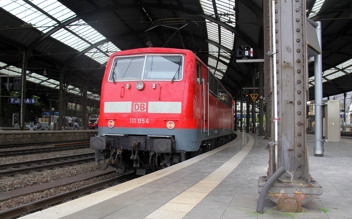 Ein Nachschuss von der 111 054 DB steht mit dem RE4 von Aachen-Hbf nach Dortmund-Hbf. Aufgenommen vom Bahnsteig 2 vom Aachen-Hbf.
Am Nachmittag vom 19.6.2018.