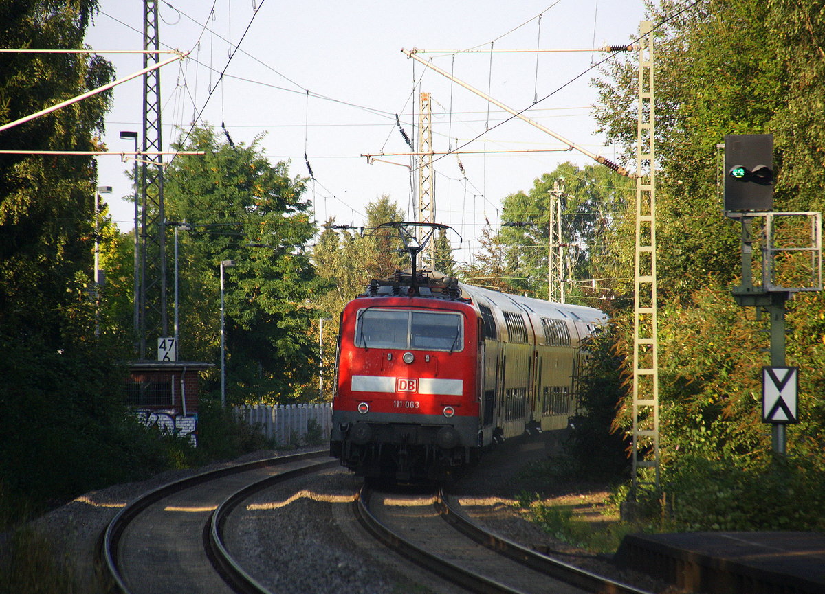 Ein Nachschuss von der 111 063 DB  schiebt den RE4 aus Aachen-Hbf nach Dortmund-Hbf und kommt aus Richtung Aachen-Hbf,Aachen-Schanz,Aachen-West,Laurensberg,Richterich,Kohlscheid,Herzogenrath,Palenberg,Zweibrüggen,Frelenberg,Geilenkirchen,Süggerrath,Lindern,Brachelen,Hückelhoven-Baal,Baal und hält in Erkelenz und fährt dann weiter in Richtung Herrath,Beckrath,Wickrath,Rheydt-Hbf,Mönchengladbach-Hbf. Aufgenommen vom Bahnsteig 1 in Erkelenz. Bei Sommerwetter am Nachmittag vom Nachmittag vom 14.9.2016.