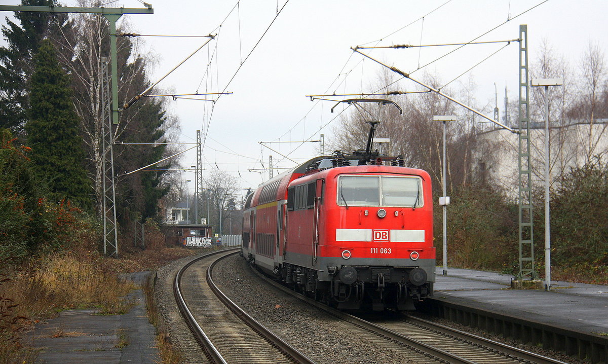 Ein Nachschuss von der 111 063 DB schiebt den RE4 aus Aachen-Hbf nach Dortmund-Hbf und kommt aus Richtung Aachen-Hbf,Aachen-Schanz,Aachen-West,Laurensberg,Richterich,Kohlscheid,Herzogenrath,Palenberg,Zweibrüggen,Frelenberg,Geilenkirchen,Süggerrath,Lindern,Brachelen,Hückelhoven-Baal,Baal und hält in Erkelenz und fährt dann weiter in Richtung Herrath,Beckrath,Wickrath,Rheydt-Hbf,Mönchengladbach-Hbf. 
Bei Aufgenommen vom Bahnsteig 1 in Erkelenz. 
Bei Sonne und Wolken am Vormittag vom 15.12.2016.