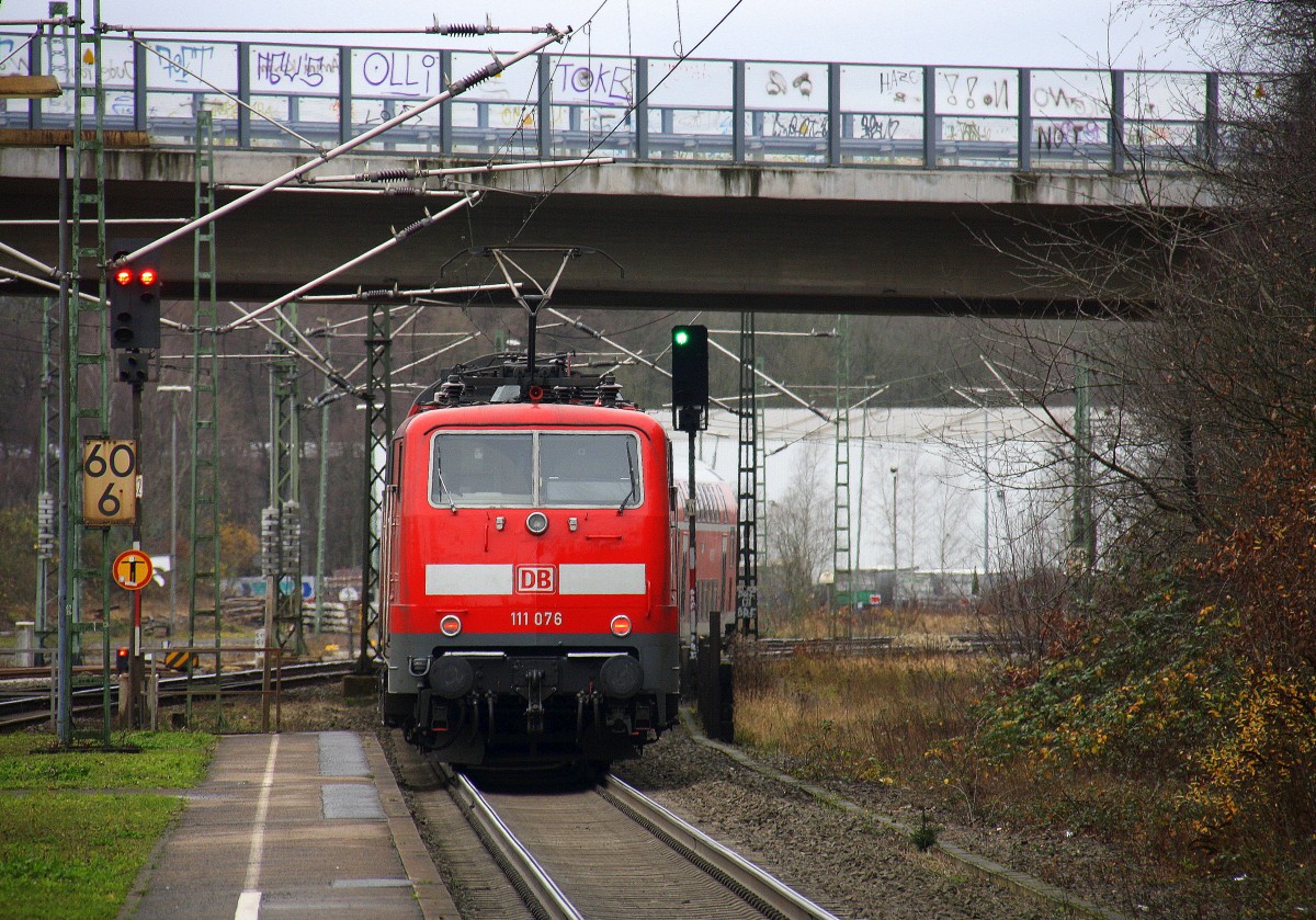 Ein Nachschuss von der 111 076 DB schiebt den RE9  aus Siegen-Hbf nach Aachen-Hbf und hilt im Stolberger-Hbf und fährt in Richtung Eilendorf,Aachen-Rothe Erde,Aachen-Hbf. 
Bei Sonnenschein am Kalten Mittag vom 12.12.2015.