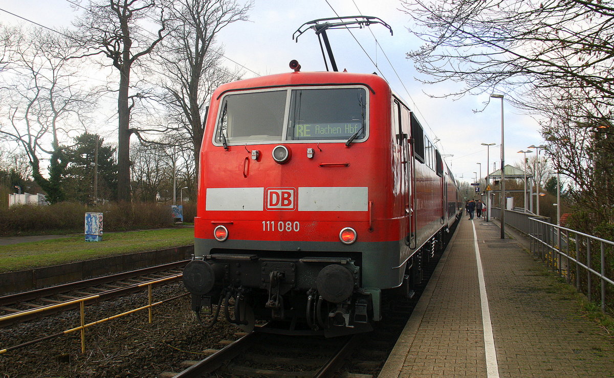 Ein Nachschuss von der 111 080 DB  schiebt den RE4 aus Dortmund-Hbf nach Aachen-Hbf und hilt in Kohlscheid und fuhr  dann weiter in Richtung Richterich,Laurensberg,Aachen-West,Aachen-Schanz,Aachen-Hbf. Aufgenommen vom Bahnsteig 2 in Kohlscheid. 
Bei Sonne und Wolken am Kalten Morgen vom 6.4.2016.