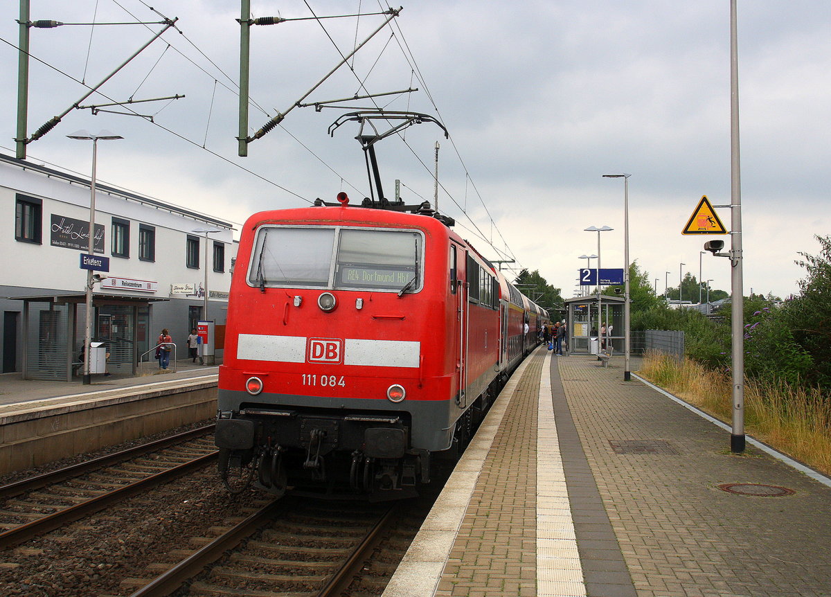 Ein Nachschuss von der 111 084 DB schiebt den RE4 aus Aachen-Hbf nach Dortmund-Hbf und kommt aus Richtung Aachen-Hbf,Aachen-Schanz,Aachen-West,Laurensberg,Richterich,Kohlscheid,Herzogenrath,Palenberg,Zweibrüggen,Frelenberg,Geilenkirchen,Süggerath,Lindern,Brachelen,Hückelhoven-Baal,Baal und hält in Erkelenz und fährt dann weiter in Richtung Herrath,Beckrath,Wickrath,Rheydt-Hbf,Mönchengladbach-Hbf. Aufgenommen vom Bahnsteig 2 in Erkelenz. 
Bei Sonne und Wolken am Nachmittag vom 17.6.2017.