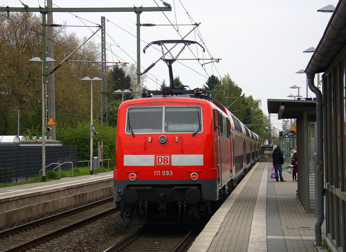 Ein Nachschuss von der 111 093 DB schiebt den RE4 aus Aachen-Hbf nach Düsseldorf-Hbf und kommt aus Richtung Aachen-Hbf,Aachen-Schanz,Aachen-West,Laurensberg,Richterich,Kohlscheid,Herzogenrath,Palenberg,Zweibrüggen,Frelenberg,Geilenkirchen,Süggerath,Lindern,Brachelen,Hückelhoven-Baal,Baal und hält in Erkelenz und fährt dann weiter in Richtung Herrath,Beckrath,Wickrath,Rheydt-Hbf,Mönchengladbach-Hbf. Aufgenommen vom Bahnsteig 2 in Erkelenz.
Bei Wolken am Nachmittag vom 14.4.2017.