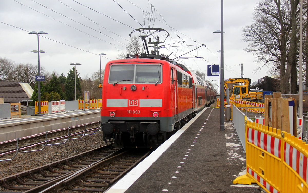 Ein Nachschuss von der 111 093 DB schiebt den RE4 aus Aachen-Hbf nach Dortmund-Hbf und kommt aus Richtung Aachen-West,Laurensberg,Richterich, und fährt durch Kohlscheid in Richtung Herzogenrath,Mönchengladbach,Neuss. 
Aufgenommen vom Bahnsteig 1 in Kohlscheid. 
Bei Regenwolken und Sturm am Vormittag vom 4.3.2019.