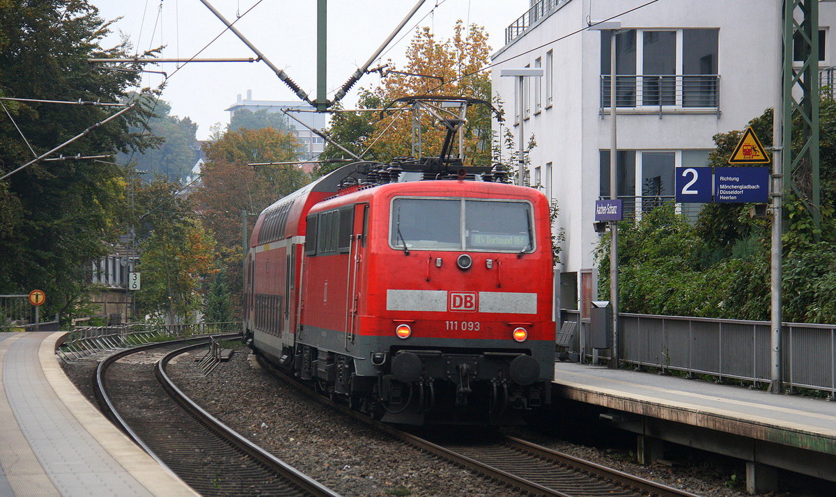 Ein Nachschuss von der 111 093 DB schiebt den RE4 aus Aachen-Hbf nach Dortmund-Hbf und kommt aus Richtung Aachen-Hbf und hilt in Aachen-Schanz und fährt dann weiter in Richtung Aachen-West,Laurensberg,Richterich,Kohlscheid,Herzogenrath,Palenberg,Zweibrüggen,Frelenberg,Geilenkirchen,Süggerrath,Lindern,Brachelen,Hückelhoven-Baal,Baal,Erkelenz, Herrath,Beckrath,Wickrath,Rheydt-Hbf,Mönchengladbach-Hbf. Aufgenommen vom Bahnsteig von Aachen-Schanz. 
Am Abend vom 11.10.2016.