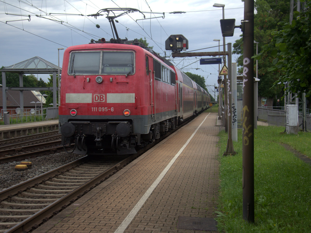 Ein Nachschuss von der 111 095-6 DB schiebt den RE4 aus Aachen-Hbf nach Dortmund-Hbf und kommt aus Richtung Aachen-West,Laurensberg,Richterich, und fährt durch Kohlscheid in Richtung Herzogenrath,Mönchengladbach,Neuss. 
Aufgenommen vom Bahnsteig 1 in Kohlscheid.
Bei Wolken am Morgen vom 31.5.2018.