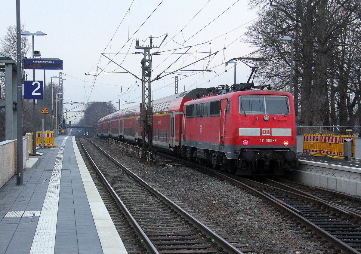 Ein Nachschuss von der 111 095-6 DB schiebt den RE4 aus Aachen-Hbf nach Dortmund-Hbf und kommt aus Richtung Aachen-West,Laurensberg,Richterich, und fährt durch Kohlscheid in Richtung Herzogenrath,Mönchengladbach,Neuss. 
Aufgenommen vom Bahnsteig 2 in Kohlscheid.
Bei Sonne und Schneewolken am Kalten Nachmittag vom 10.1.2019.