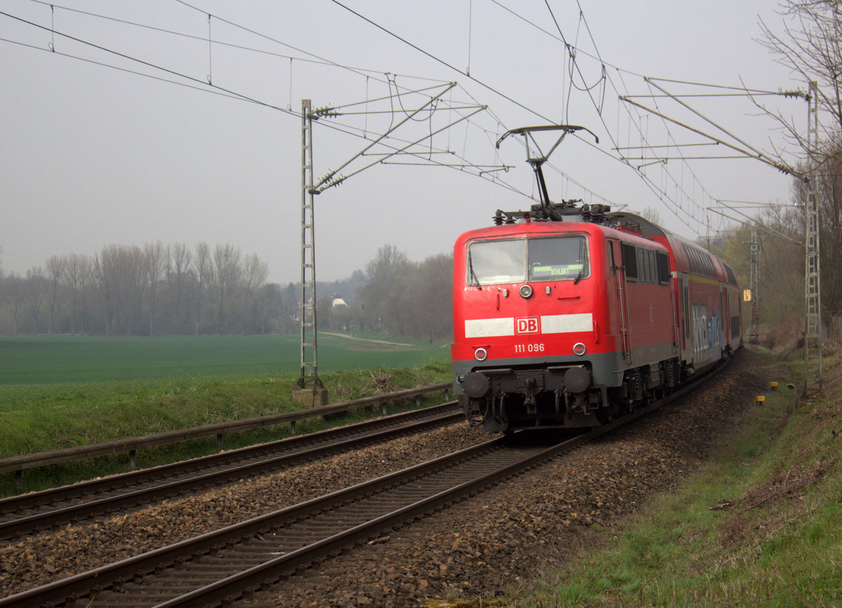 Ein Nachschuss von der 111 096 DB schiebt den RE4 aus Aachen-Hbf nach Düsseldorf-Hbf und kommt aus Richtung Aachen-Hbf,Aachen-Schanz,Aachen-West,Laurensberg,Richterich,Kohlscheid,Herzogenrath,Hofstadt,Finkenrath und fährt durch Rimburg-Übach-Palenberg in Richtung Übach-Palenberg,Zweibrüggen,Frelenberg,Geilenkirchen,Süggerath,Lindern,Brachelen,Hückelhoven-Baal,Baal,Erkelenz,Herrath,Beckrath,Wickrath. 
Aufgenommen von Bruchhausener Straße in Rimburg im Wurmtal. 
Bei Sonne und Wolken am Nachmittag vom 9.4.2018.