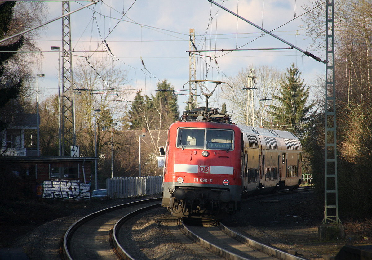 Ein Nachschuss von der 111 098-0 DB schiebt den RE4 aus Aachen-Hbf nach Dortmund-Hbf und kommt aus Richtung Aachen-Hbf,Aachen-Schanz,Aachen-West,Laurensberg,Richterich,Kohlscheid,Herzogenrath,Palenberg,Zweibrüggen,Frelenberg,Geilenkirchen,Süggerrath,Lindern,Brachelen,Hückelhoven-Baal,Baal und hält in Erkelenz und fährt dann weiter in Richtung Herrath,Beckrath,Wickrath,Rheydt-Hbf,Mönchengladbach-Hbf. Aufgenommen vom Bahnsteig 1 in Erkelenz. 
Bei Sonne und Wolken am Nachmittag vom 9.3.2017.
