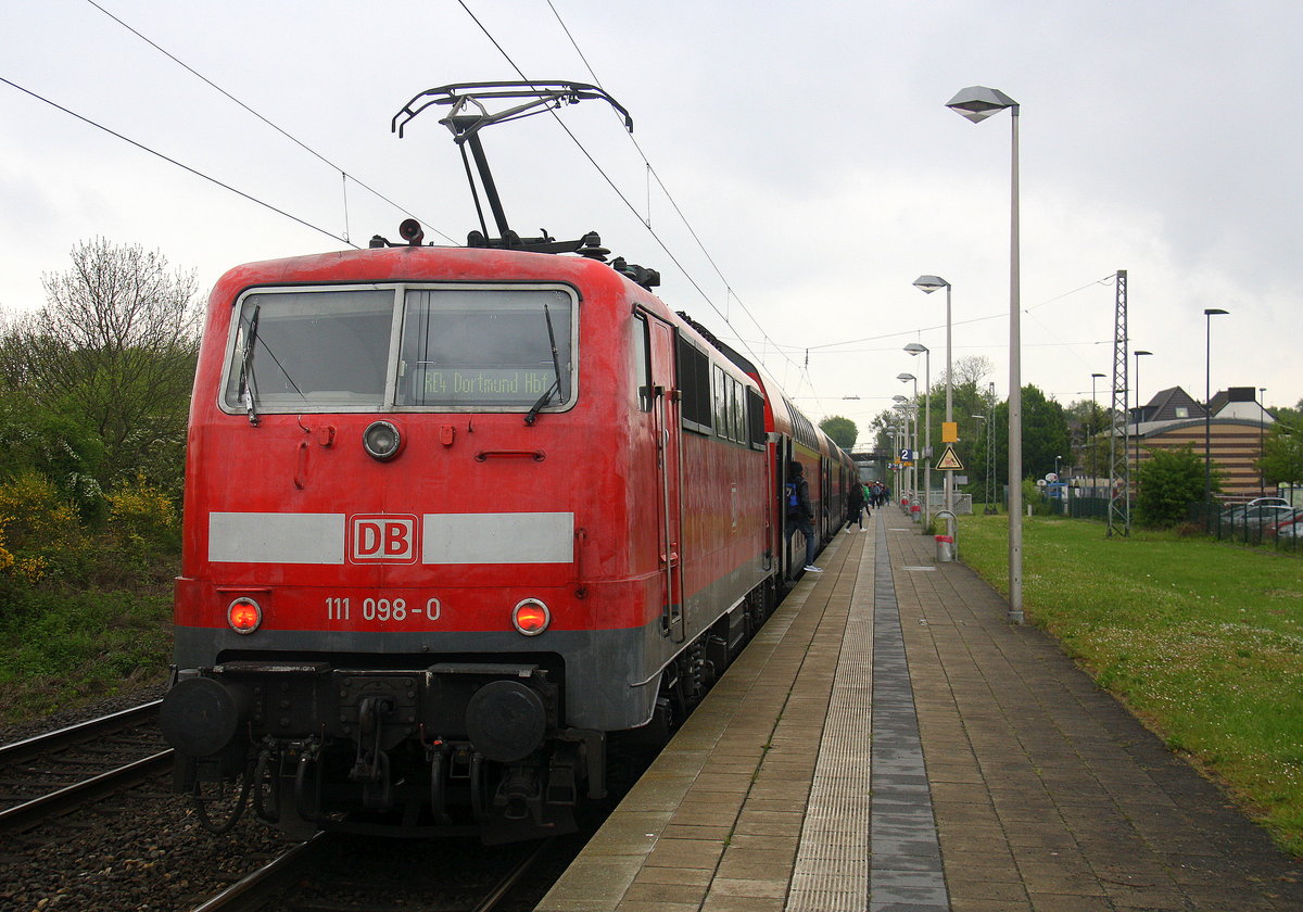 Ein Nachschuss von der 111 098-0 DB schiebt den RE4 aus Aachen-Hbf nach Dortmund-Hbf und kommt aus Richtung Aachen-Hbf,Aachen-Schanz,Aachen-West,Laurensberg,Richterich,Kohlscheid,Herzogenrath,Hofstadt,Finkenrath,Rimburg und hält in Übach-Palenberg und fährt in Richtung Zweibrüggen,Frelenberg,Geilenkirchen,Süggerath,Lindern,Brachelen,Hückelhoven-Baal,Baal,Erkelenz,Herrath,Beckrath,Wickrath,Rheydt. 
Aufgenommen vom Bahnsteig 2 in Übach-Palenberg.
Am 8.5.2017.