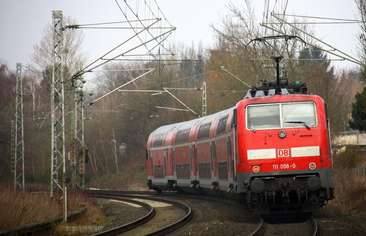 Ein Nachschuss von der 111 098-0 DB schiebt den RE4 aus Aachen-Hbf nach Düsseldorf-Hbf und kommt aus Richtung Aachen-Hbf,Aachen-Schanz,Aachen-West,Laurensberg,Richterich,Kohlscheid,Herzogenrath,Hofstadt,Finkenrath und fährt durch Rimburg-Übach-Palenberg in Richtung Übach-Palenberg,Zweibrüggen,Frelenberg,Geilenkirchen,Süggerrath,Lindern,Brachelen,Hückelhoven-Baal,Baal,Erkelenz,Herrath,Beckrath,Wickrath. 
Aufgenommen am Bahnübergang in Rimburg im Wurmtal. 
Bei Sonne und Wolken am Mittag vom 12.3.2016.
