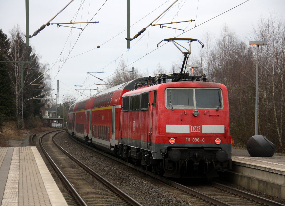 Ein Nachschuss von der 111 098-0 DB  schiebt den RE4 aus Aachen-Hbf nach Dortmund-Hbf und kommt aus Richtung Aachen-Hbf,Aachen-Schanz,Aachen-West,Laurensberg,Richterich,Kohlscheid,Herzogenrath,Palenberg,Zweibrüggen,Frelenberg,Geilenkirchen,Süggerrath,Lindern,Brachelen,Hückelhoven-Baal,Baal und hält in Erkelenz und fährt dann weiter in Richtung Herrath,Beckrath,Wickrath,Rheydt-Hbf,Mönchengladbach-Hbf. Aufgenommen vom Bahnsteig 1 in Erkelenz. 
Bei Wolken am Kalten Nachmittag vom 25.2.2017. 