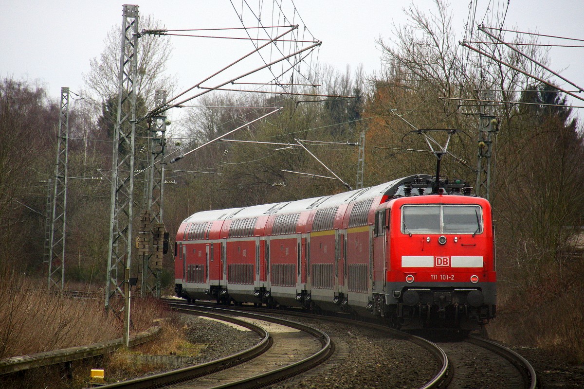 Ein Nachschuss von der 111 101-2 DB schiebt den RE4 aus Aachen-Hbf nach Dortmund-Hbf  und kommt aus Richtung Aachen-Hbf,Aachen-Schanz,Aachen-West,Laurensberg,Richterich,Kohlscheid,Herzogenrath,Hofstadt,Finkenrath und fährt durch Rimburg-Übach-Palenberg in Richtung Übach-Palenberg,Zweibrüggen,Frelenberg,Geilenkirchen,Süggerrath,Lindern,Brachelen,Hückelhoven-Baal,Baal,Erkelenz,Herrath,Beckrath,Wickrath. Aufgenommen am Bahnübergang in Rimburg im Wurmtal.
Bei Wolken am Kalten 19.3.2016.