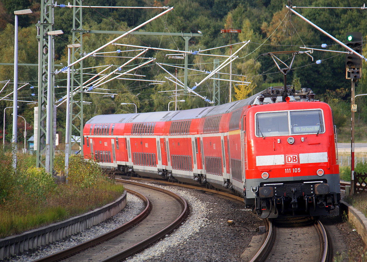 Ein Nachschuss von der 111 105 DB schiebt den RE4 aus Aachen-Hbf nach Dortmund-Hbf und kommt aus Richtung Aachen-Hbf,Aachen-Schanz,Aachen-West,Laurensberg,Richterich,Kohlscheid und hilt in Herzogenrath und fährt in Richtung Hofstadt,Finkenrath,Rimburg,Übach-Palenberg,Zweibrüggen,Frelenberg,Geilenkirchen,Süggerrath,Lindern,Brachelen,Hückelhoven-Baal,Baal,Erkelenz,Herrath,Beckrath,Wickrath,Rheydt,Mönchengladbach,Neuss. 
Aufgenommen vom Bahnsteig 1 in Herzogenrath. 
Am Nachmittag vom 13.10.2016.