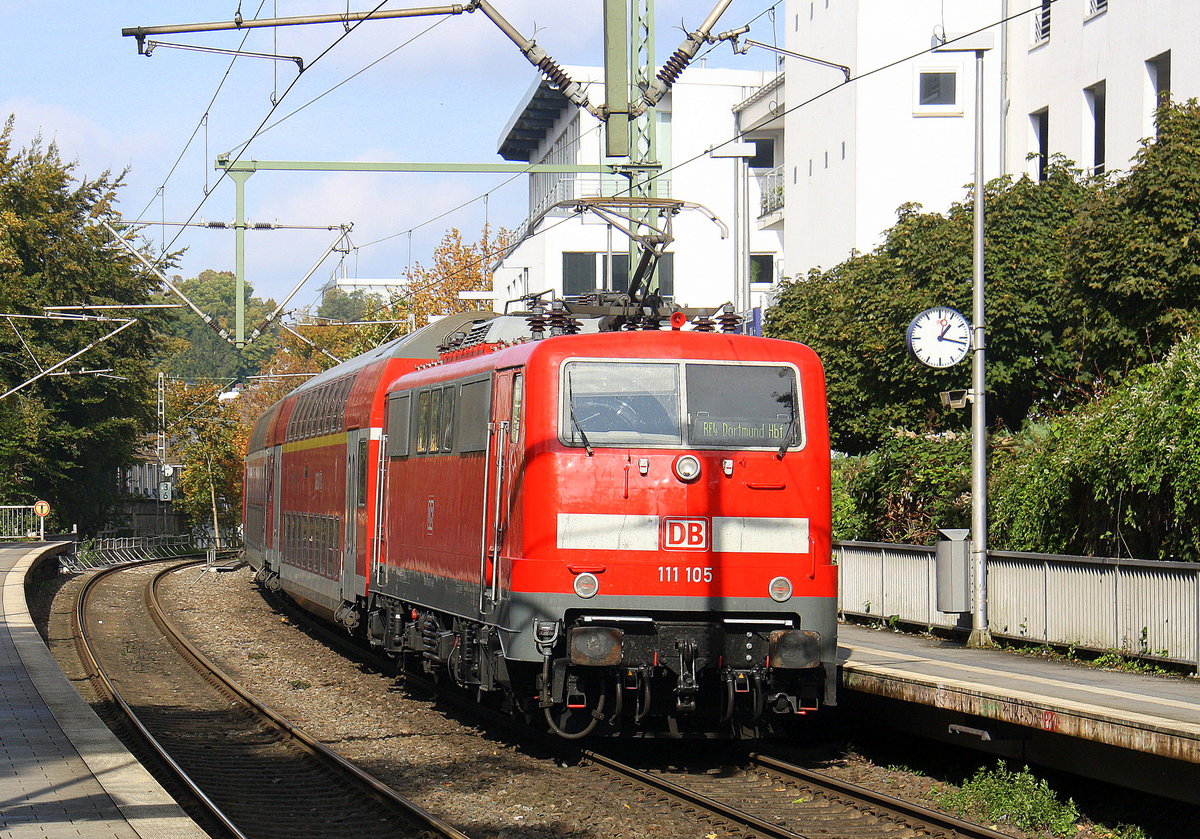 Ein Nachschuss von der 111 105 DB schiebt den RE4 aus Aachen-Hbf nach Dortmund-Hbf und kommt aus Richtung Aachen-Hbf und hilt in Aachen-Schanz und fährt dann weiter in Richtung Aachen-West,Laurensberg,Richterich,Kohlscheid,Herzogenrath,Palenberg,Zweibrüggen,Frelenberg,Geilenkirchen,Süggerrath,Lindern,Brachelen,Hückelhoven-Baal,Baal,Erkelenz, Herrath,Beckrath,Wickrath,Rheydt-Hbf,Mönchengladbach-Hbf. 
Aufgenommen vom Bahnsteig von Aachen-Schanz. 
Bei schönem Herbstwetter am Mittag vom 15.10.2016.