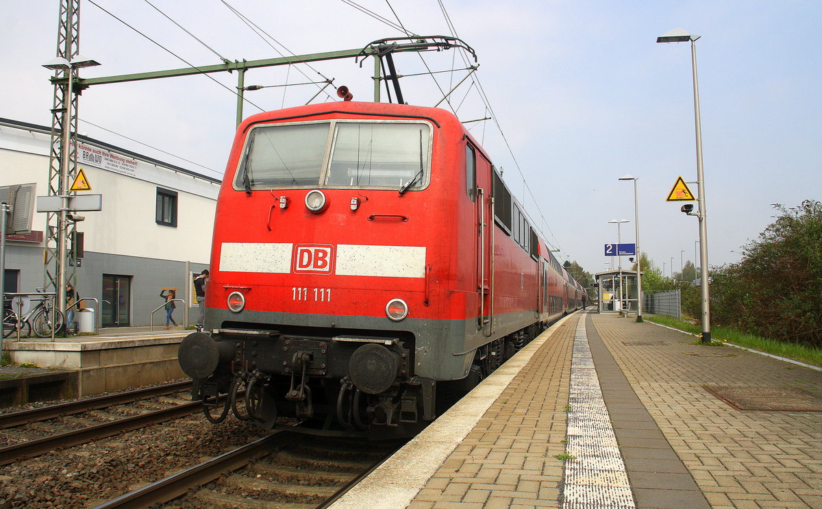 Ein Nachschuss von der 111 111 DB schiebt den RE4 aus Aachen-Hbf nach Düsseldorf-Hbf  und kommt aus Richtung Aachen-Hbf,Aachen-Schanz,Aachen-West,Laurensberg,Richterich,Kohlscheid,Herzogenrath,Palenberg,Zweibrüggen,Frelenberg,Geilenkirchen,Süggerrath,Lindern,Brachelen,Hückelhoven-Baal,Baal und hält in Erkelenz und fährt dann weiter in Richtung Herrath,Beckrath,Wickrath,Rheydt-Hbf,Mönchengladbach-Hbf. Aufgenommen vom Bahnsteig 2 in Erkelenz. 
Bei schönem Sonnenschein am Nachmittag vom 8.4.2017.