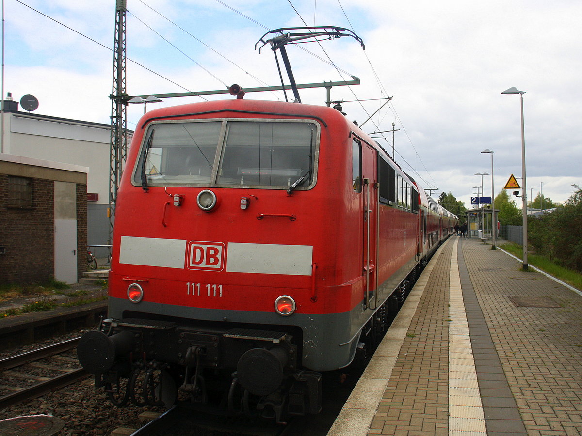 Ein Nachschuss von der 111 111  DB schiebt den RE4 aus Aachen-Hbf nach Düsseldorf-Hbf und kommt aus Richtung Aachen-Hbf,Aachen-Schanz,Aachen-West,Laurensberg,Richterich,Kohlscheid,Herzogenrath,Palenberg,Zweibrüggen,Frelenberg,Geilenkirchen,Süggerath,Lindern,Brachelen,Hückelhoven-Baal,Baal und hält in Erkelenz und fährt dann weiter in Richtung Herrath,Beckrath,Wickrath,Rheydt-Hbf,Mönchengladbach-Hbf. Aufgenommen vom Bahnsteig 2 in Erkelenz. 
Bei Sonne und Wolken am Nachmittag vom 22.4.2017.