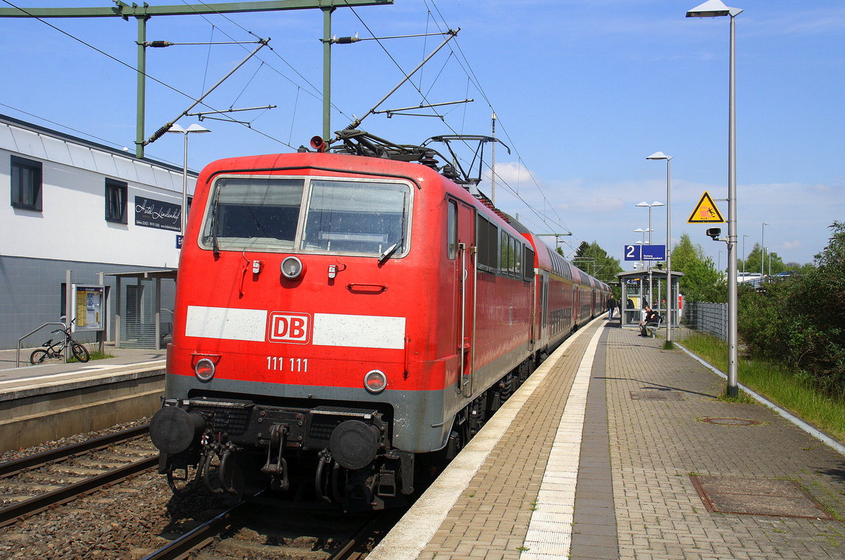 Ein Nachschuss von der 111 111 DB schiebt den RE4 aus Aachen-Hbf nach Düsseldorf-Hbf und kommt aus Richtung Aachen-Hbf,Aachen-Schanz,Aachen-West,Laurensberg,Richterich,Kohlscheid,Herzogenrath,Palenberg,Zweibrüggen,Frelenberg,Geilenkirchen,Süggerath,Lindern,Brachelen,Hückelhoven-Baal,Baal und hält in Erkelenz und fährt dann weiter in Richtung Herrath,Beckrath,Wickrath,Rheydt-Hbf,Mönchengladbach-Hbf. Aufgenommen vom Bahnsteig 2 in Erkelenz. 
Bei Sommerwetter am Mittag vom 6.5.2017. 