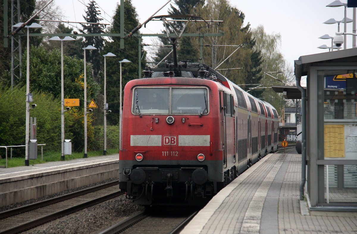 Ein Nachschuss von der 111 112 DB schiebt den RE4 aus Aachen-Hbf nach Dortmund-Hbf und kommt aus Richtung Aachen-Hbf,Aachen-Schanz,Aachen-West,Laurensberg,Richterich,Kohlscheid,Herzogenrath,Palenberg,Zweibrüggen,Frelenberg,Geilenkirchen,Süggerrath,Lindern,Brachelen,Hückelhoven-Baal,Baal und hält in Erkelenz und fährt dann weiter in Richtung Herrath,Beckrath,Wickrath,Rheydt-Hbf,Mönchengladbach-Hbf. Aufgenommen vom Bahnsteig 2 in Erkelenz.
Bei Sonne und Regenwolken am Nachmittag vom 1.4.2017.