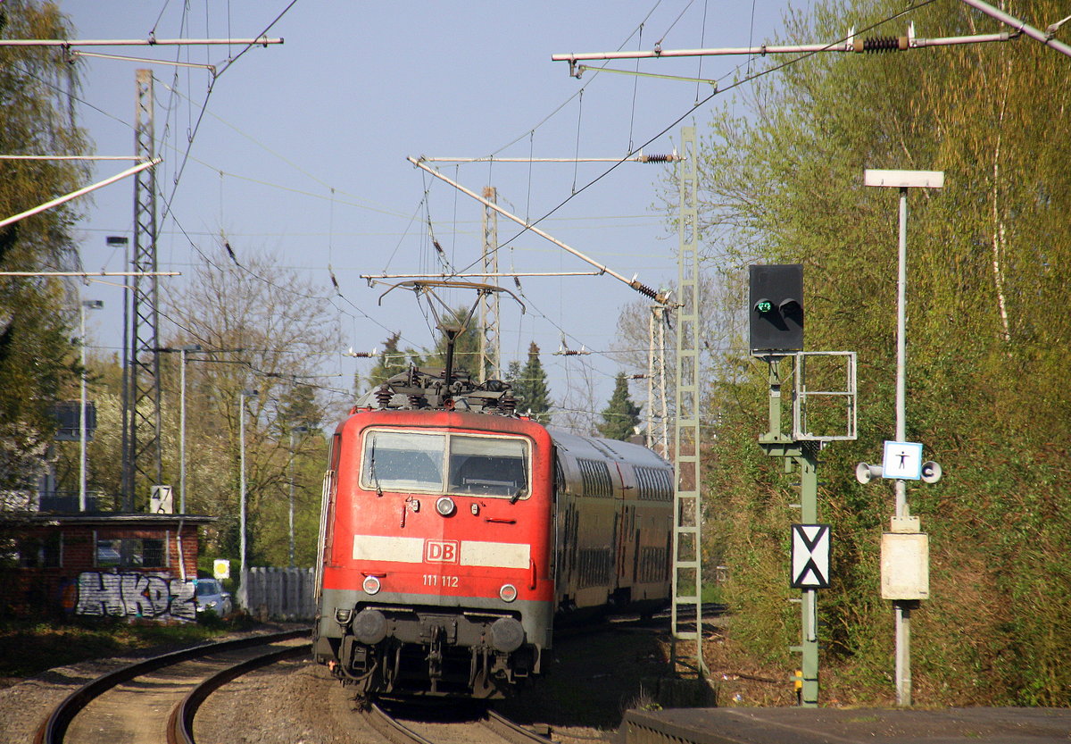 Ein Nachschuss von der 111 112 DB schiebt den RE4 aus Aachen-Hbf nach Dortmund-Hbf und kommt aus Richtung Aachen-Hbf,Aachen-Schanz,Aachen-West,Laurensberg,Richterich,Kohlscheid,Herzogenrath,Palenberg,Zweibrüggen,Frelenberg,Geilenkirchen,Süggerrath,Lindern,Brachelen,Hückelhoven-Baal,Baal und hält in Erkelenz und fährt dann weiter in Richtung Herrath,Beckrath,Wickrath,Rheydt-Hbf,Mönchengladbach-Hbf. Aufgenommen vom Bahnsteig 1 in Erkelenz. 
Bei schönem Frühlingswetter am Nachmittag vom 3.4.2017.