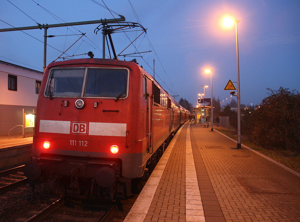 Ein Nachschuss von der 111 112 DB schiebt den RE4 aus Aachen-Hbf nach Dortmund-Hbf und kommt aus Richtung Aachen-Hbf,Aachen-Schanz,Aachen-West,Laurensberg,Richterich,Kohlscheid,Herzogenrath,Palenberg,Zweibrüggen,Frelenberg,Geilenkirchen,Süggerrath,Lindern,Brachelen,Hückelhoven-Baal,Baal und hält in Erkelenz und fährt dann weiter in Richtung Herrath,Beckrath,Wickrath,Rheydt-Hbf,Mönchengladbach-Hbf. 
Aufgenommen vom Bahnsteig 2 in Erkelenz.
In der Abendstimmung am Abend vom 12.12.2016.