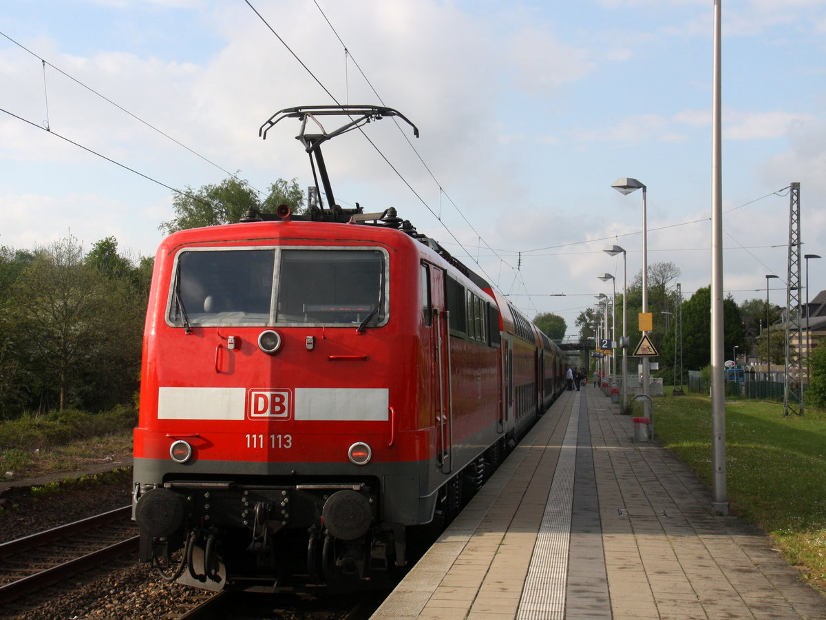 Ein Nachschuss von der 111 113 DB schiebt den RE4 aus Aachen-Hbf nach Dortmund-Hbf und kommt aus Richtung Aachen-Hbf,Aachen-Schanz,Aachen-West,Laurensberg,Richterich,Kohlscheid,Herzogenrath,Hofstadt,Finkenrath,Rimburg und hält in Übach-Palenberg und fährt in Richtung Zweibrüggen,Frelenberg,Geilenkirchen,Süggerath,Lindern,Brachelen,Hückelhoven-Baal,Baal,Erkelenz,Herrath,Beckrath,Wickrath,Rheydt. 
Aufgenommen vom Bahnsteig 2 in Übach-Palenberg. 
Bei Sonne und Wolken am Abend vom 8.5.2017.