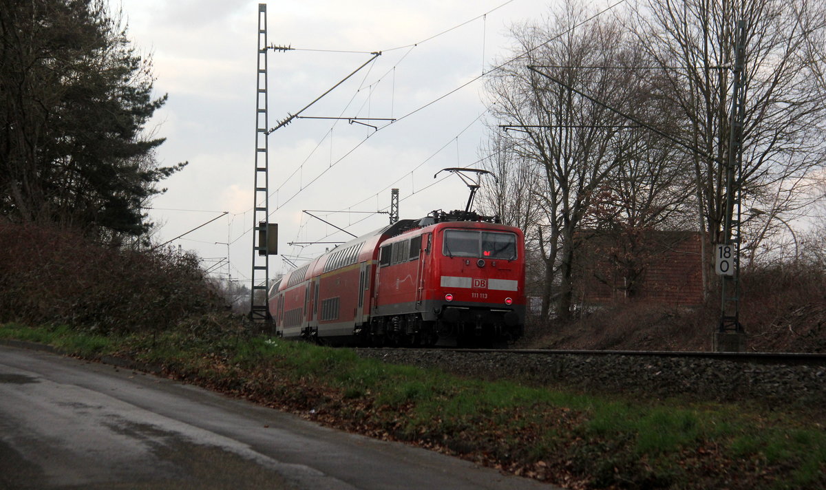 Ein Nachschuss von der 111 113 DB schiebt den RE4 aus Aachen-Hbf nach Dortmund-Hbf und kommt aus Richtung Aachen-Hbf,Aachen-Schanz,Aachen-West,Laurensberg,Richterich,Kohlscheid,Herzogenrath und fährt durch Worm in Richtung Hofstadt,Finkenrath,Rimburg-Übach-Palenberg, Zweibrüggen,Frelenberg,Geilenkirchen,Süggerath,Lindern,Brachelen,Hückelhoven-Baal,Baal,Erkelenz,Herrath,Beckrath,Wickrath. 
Aufgenommen von der Grenzstraße in Herzogenrath,Worm. 
Bei Regenwolken am Nachmittag vom 28.2.2019.