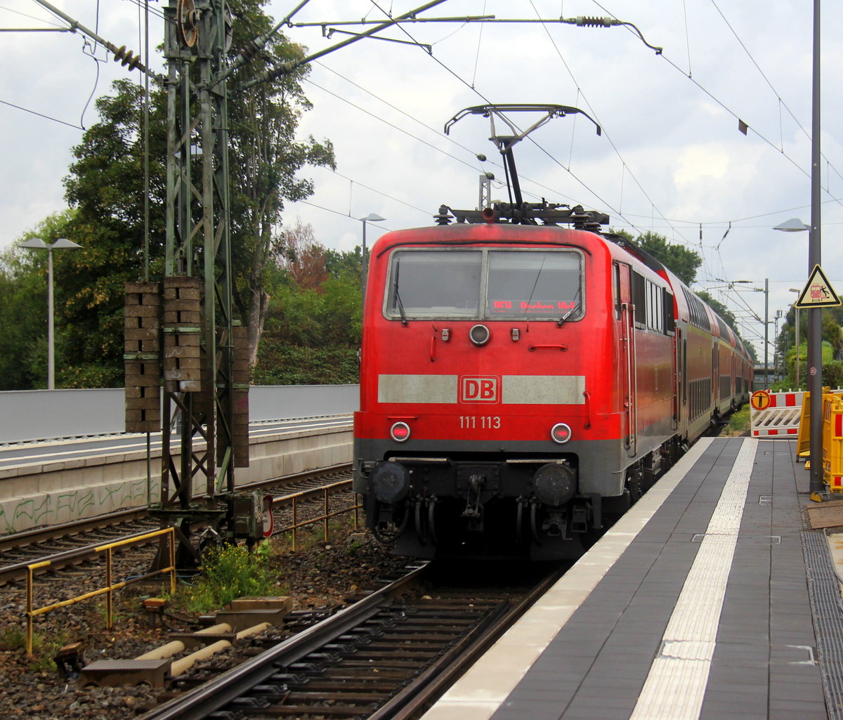 Ein Nachschuss von der 111 113 DB schiebt den RE4 aus Aachen-Hbf nach Dortmund-Hbf und kommt aus Richtung Aachen-West,Laurensberg,Richterich, und fährt durch Kohlscheid in Richtung Herzogenrath,Mönchengladbach,Neuss.
Aufgenommen vom Bahnsteig 1 in Kohlscheid. 
Bei Sonne und Regenwolken am Mittag vom 1.9.2019.