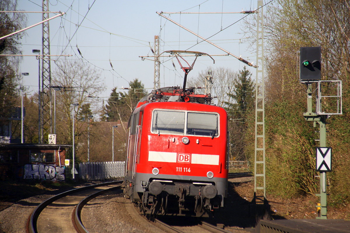 Ein Nachschuss von der 111 114 DB schiebt den RE4 aus Aachen-Hbf nach Dortmund-Hbf und kommt aus Richtung Aachen-Hbf,Aachen-Schanz,Aachen-West,Laurensberg,Richterich,Kohlscheid,Herzogenrath,Palenberg,Zweibrüggen,Frelenberg,Geilenkirchen,Süggerrath,Lindern,Brachelen,Hückelhoven-Baal,Baal und hält in Erkelenz und fährt dann weiter in Richtung Herrath,Beckrath,Wickrath,Rheydt-Hbf,Mönchengladbach-Hbf. Aufgenommen vom Bahnsteig 1 in Erkelenz.
Bei schönem Sonnenschein am Nachmittag vom 27.3.2017.