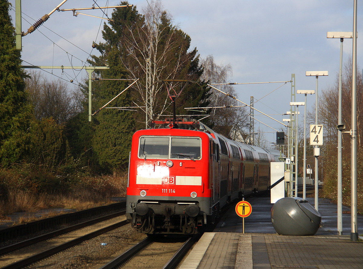 Ein Nachschuss von der 111 114 DB schiebt den RE4 aus Aachen-Hbf nach Dortmund-Hbf und kommt aus Richtung Aachen-Hbf,Aachen-Schanz,Aachen-West,Laurensberg,Richterich,Kohlscheid,Herzogenrath,Palenberg,Zweibrüggen,Frelenberg,Geilenkirchen,Süggerrath,Lindern,Brachelen,Hückelhoven-Baal,Baal und hält in Erkelenz und fährt dann weiter in Richtung Herrath,Beckrath,Wickrath,Rheydt-Hbf,Mönchengladbach-Hbf. Aufgenommen vom Bahnsteig 1 in Erkelenz. 
Bei Sonne und Regenwolken und Sturm am Nachmittag vom 23.2.2017.