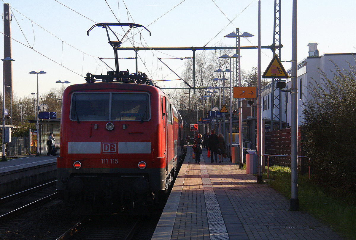 Ein Nachschuss von der 111 115 DB schiebt den RE4 Verstärkerzug aus Düsseldorf-HBf nach Aachen-Hbf und kommt aus Richtung Neuss-Hbf,Mönchengladbach-Hbf,Rheydt-Hbf,Wickrath,Beckrath,Herrath und hält in Erkelenz und fährt dann weiter in Richtung Baal,Hückelhoven-Baal,Brachelen,Lindern,Süggerrath,Geilenkirchen,Frelenberg,Zweibrüggen,Übach-Palenberg,Rimburg,Finkenrath,Hofstadt,Herzogenrath, Kohlscheid,Richterich,Laurensberg,Aachen-West,Aachen-Schanz,Aachen-Hbf. 
Aufgenommen vom Bahnsteig 1 in Erkelenz. 
Bei schönem Sonnenschein am Nachmittag vom 27.3.2017.