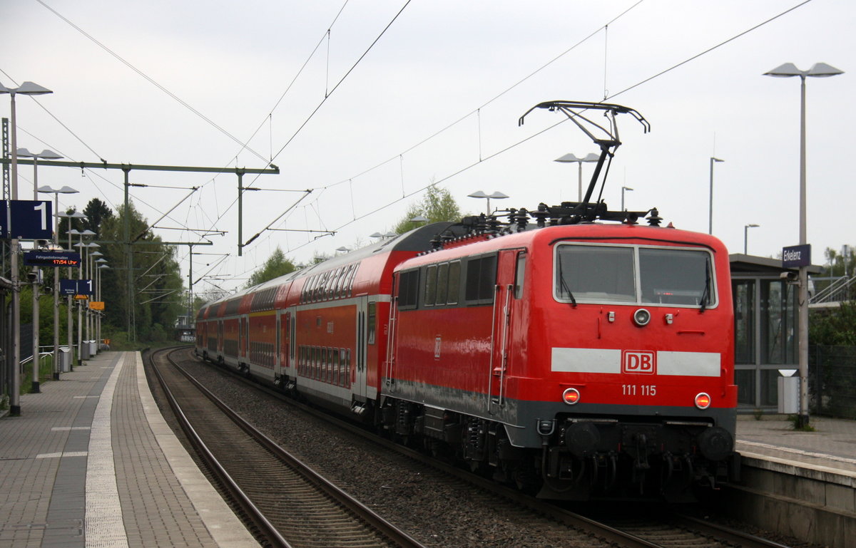Ein Nachschuss von der 111 115 DB schiebt den RE4 aus Aachen-Hbf nach Düsseldorf-Hbf und kommt aus Richtung Aachen-Hbf,Aachen-Schanz,Aachen-West,Laurensberg,Richterich,Kohlscheid,Herzogenrath,Palenberg,Zweibrüggen,Frelenberg,Geilenkirchen,Süggerath,Lindern,Brachelen,Hückelhoven-Baal,Baal und hält in Erkelenz und fährt dann weiter in Richtung Herrath,Beckrath,Wickrath,Rheydt-Hbf,Mönchengladbach-Hbf. Aufgenommen vom Bahnsteig 1 in Erkelenz. 
Bei Wolken am Nachmittag vom 14.4.2017.