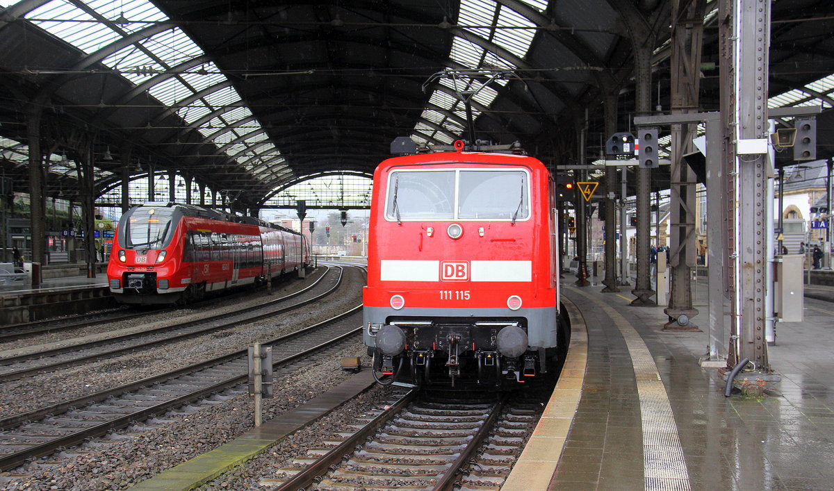 Ein Nachschuss von der 111 115 DB steht mit dem RE4 von Aachen-Hbf nach Dortmund-Hbf. Aufgenommen vom Bahnsteig 2 vom Aachen-Hbf. 
Am Nachmittag vom 28.3.2018.