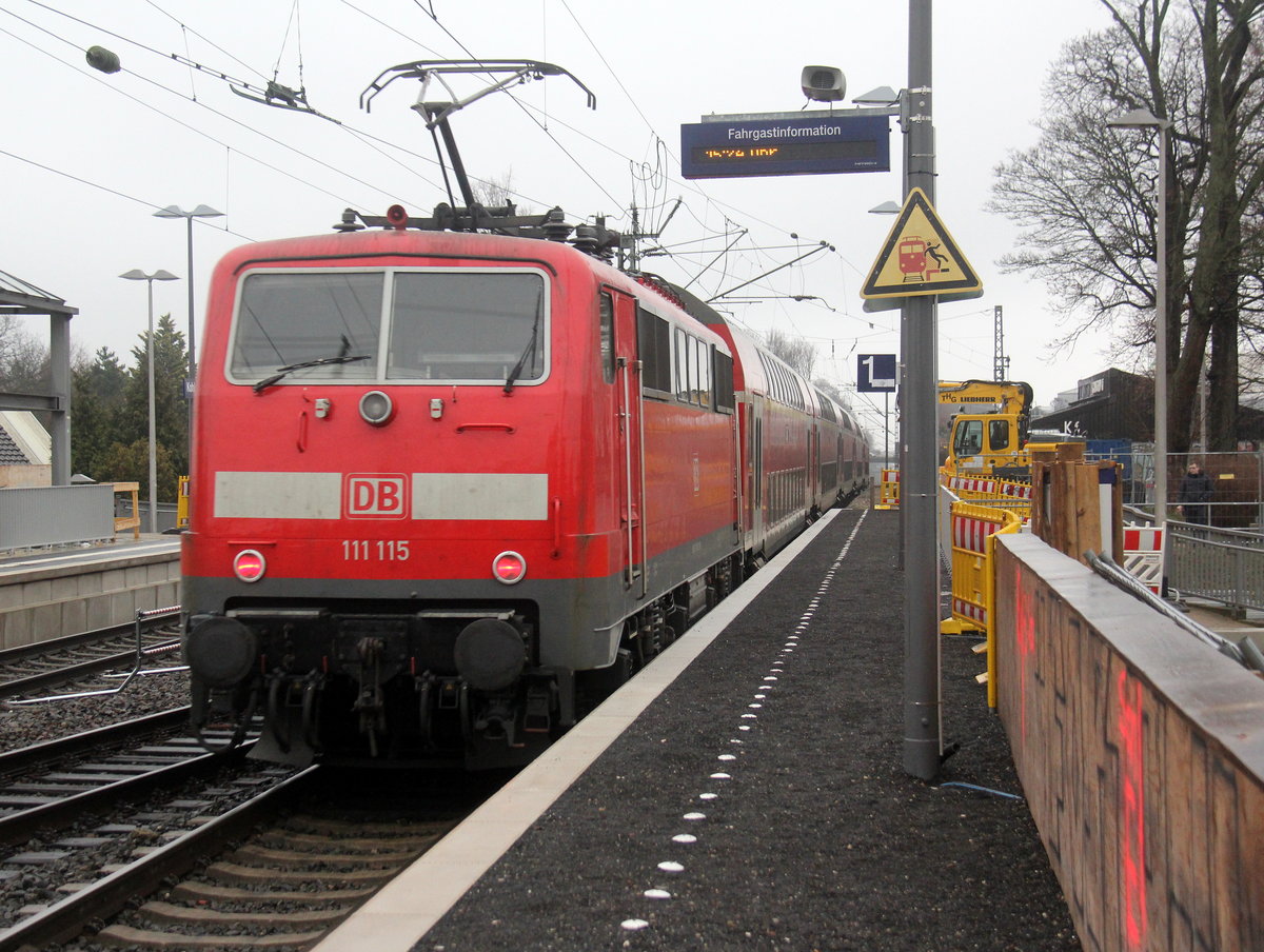 Ein Nachschuss von der 111 115 DB schiebt den RE4 aus Aachen-Hbf nach Dortmund-Hbf und kommt aus Richtung Aachen-West,Laurensberg,Richterich, und fährt durch Kohlscheid in Richtung Herzogenrath,Mönchengladbach,Neuss. 
Aufgenommen vom Bahnsteig 1 in Kohlscheid. 
Bei Regenwetter am Nachmittag vom 1.3.2019.