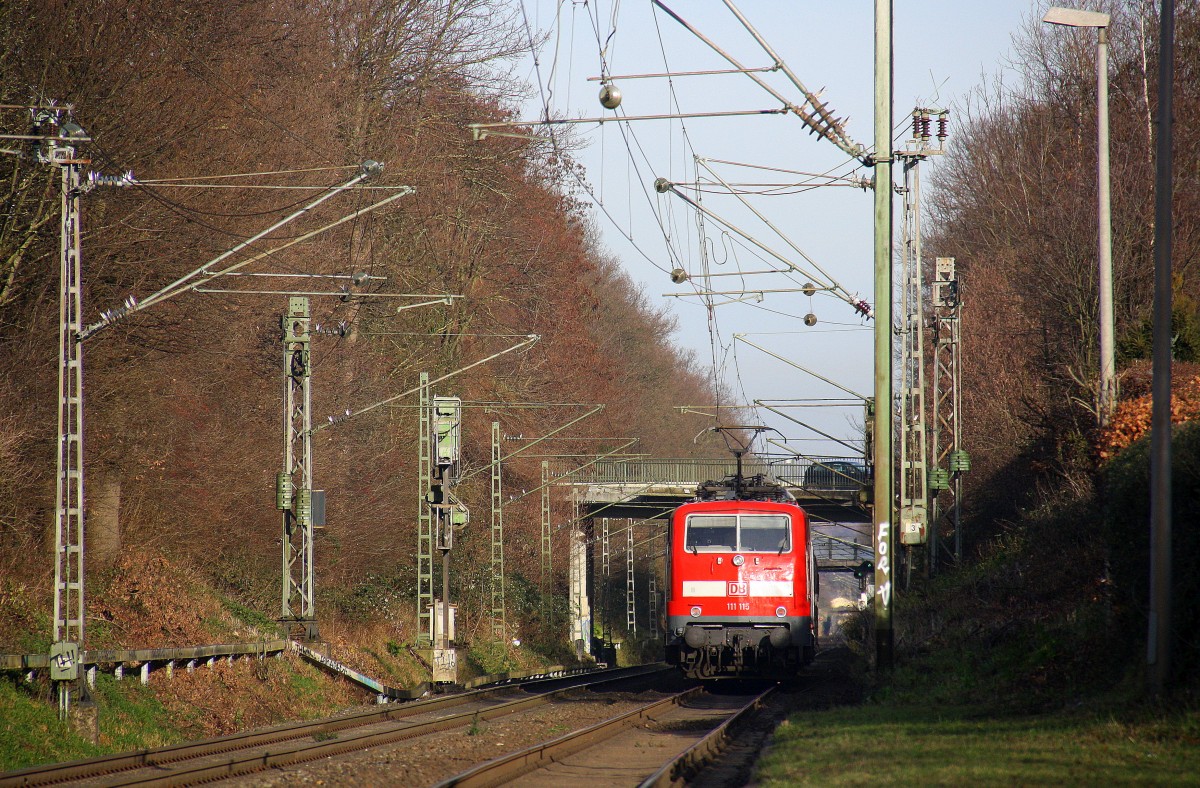 Ein Nachschuss von der 111 115 DB  schiebt den RE4 aus Aachen-Hbf nach Dortmund-Hbf kommt aus Richtung Aachen-West,Laurensberg,Richterich, und fährt durch Kohlscheid in Richtung Herzogenrath,Mönchengladbach,Neuss. 
Bei schönem Sonnenschein am Mittag vom 28.12.2015.