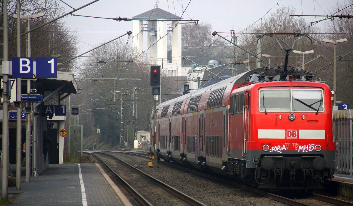 Ein Nachschuss von der 111 115  DB schiebt den RE4 aus Aachen-Hbf nach Dortmund-Hbf und kommt aus Richtung Aachen-Hbf,Aachen-Schanz,Aachen-West,Laurensberg,Richterich,Kohlscheid,Herzogenrath,Hofstadt,Finkenrath,Rimburg,Übach-Palenberg und hat gerade eben in Geilenkirchen gehalten und fährt weiter in Richtung Süggerrath,Lindern,Brachelen,Hückelhoven-Baal,Baal,Erkelenz,Herrath,Beckrath,Wickrath,Rheydt. 
Aufgenommen vom Bahnsteig 1 in Geilenkirchen. 
Bei Sonne und Schneeregenwolken am Kalten Nachmittag vom 6.3.2016.