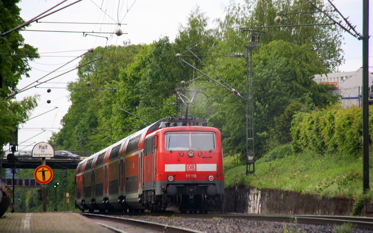 Ein Nachschuss von der 111 116 DB schiebt den RE4 aus Aachen-Hbf-Dortmund-Hbf kommt aus Richtung Aachen-West,Laurensberg,Richterich, und fährt durch Kohlscheid in Richtung Herzogenrath,Mönchengladbach,Neuss.
 Bei Regnwolken am Abend vom 6.5.2014.