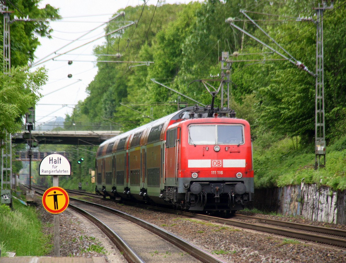 Ein Nachschuss von der 111 116 DB schiebt den RE4 aus Aachen-Hbf-Dortmund-Hbf kommt aus Richtung Aachen-West,Laurensberg,Richterich, und fährt durch Kohlscheid in Richtung Herzogenrath,Mönchengladbach,Neuss. 
Bei Regenwolken am Abend vom 7.5.2014.