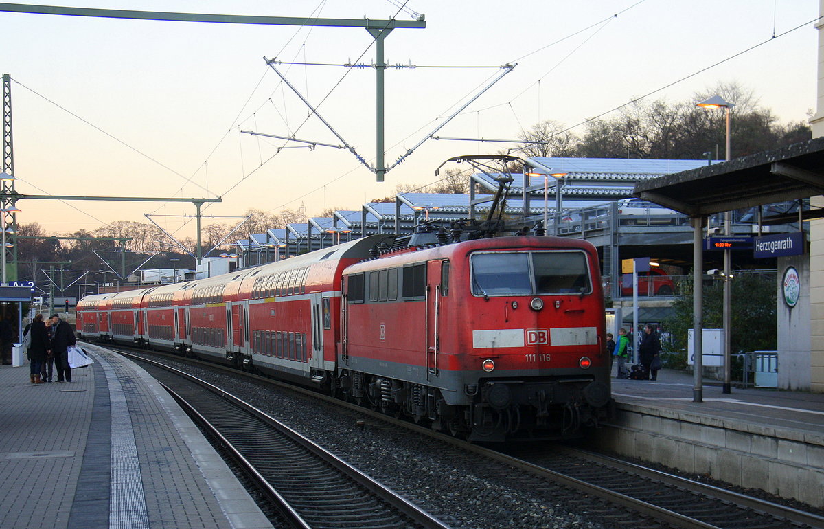 Ein Nachschuss von der 111 116 DB  schiebt den RE4 aus Aachen-Hbf nach Dortmund-Hbf und kommt aus Richtung Aachen-Hbf,Aachen-Schanz,Aachen-West,Laurensberg,Richterich,Kohlscheid und hilt in Herzogenrath und fährt in Richtung Hofstadt,Finkenrath,Rimburg,Übach-Palenberg,Zweibrüggen,Frelenberg,Geilenkirchen,Süggerrath,Lindern,Brachelen,Hückelhoven-Baal,Baal,Erkelenz,Herrath,Beckrath,Wickrath,Rheydt,Mönchengladbach,Neuss. Aufgenommen vom Bahnsteig 2 in Herzogenrath.
Bei schönem Sonnenschein am Kalten Nachmittag vom 28.11.2016.