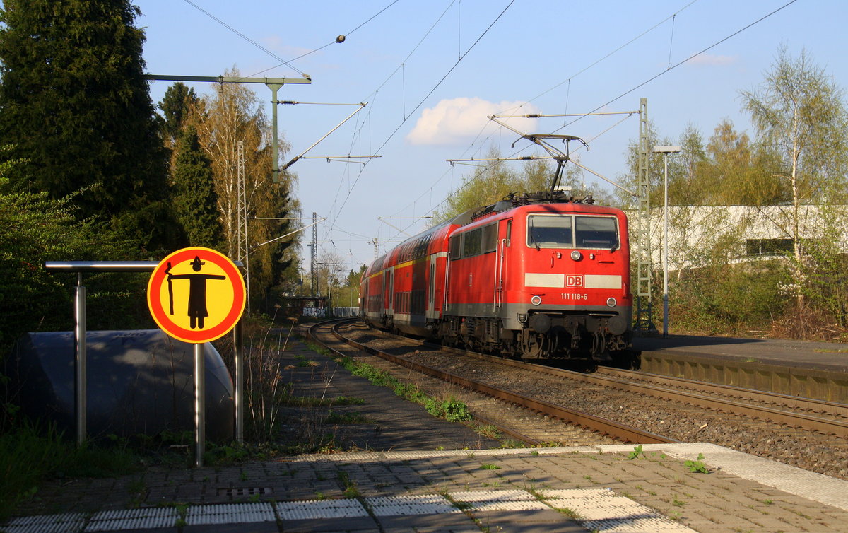 Ein Nachschuss von der 111 118-6 DB  schiebt den RE4 aus Aachen-Hbf nach Dortmund-Hbf und kommt aus Richtung Aachen-Hbf,Aachen-Schanz,Aachen-West,Laurensberg,Richterich,Kohlscheid,Herzogenrath,Palenberg,Zweibrüggen,Frelenberg,Geilenkirchen,Süggerrath,Lindern,Brachelen,Hückelhoven-Baal,Baal und hält in Erkelenz und fährt dann weiter in Richtung Herrath,Beckrath,Wickrath,Rheydt-Hbf,Mönchengladbach-Hbf. Aufgenommen vom Bahnsteig 1 in Erkelenz. 
Bei Sonne und Wolken am Nachmittag vom 2.4.2017.