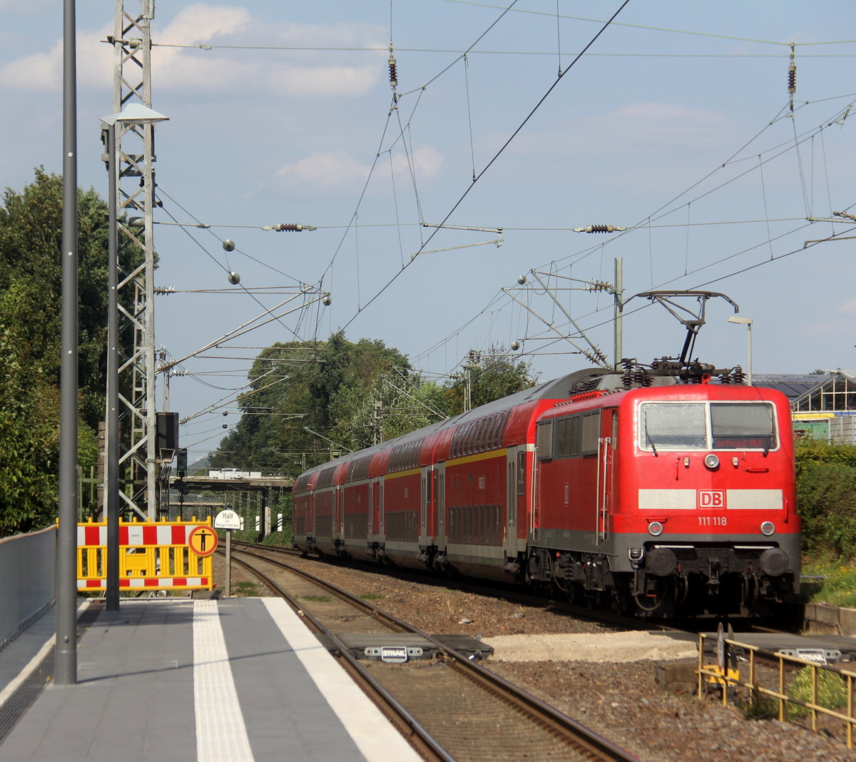 Ein Nachschuss von der 111 118 DB schiebt den RE4 aus Aachen-Hbf nach Dortmund-Hbf und kommt aus Richtung Aachen-West,Laurensberg,Richterich, und fährt durch Kohlscheid in Richtung Herzogenrath,Mönchengladbach,Neuss. 
Aufgenommen vom Bahnsteig 2 in Kohlscheid.
Bei Sommerwetter am Nachmittag vom 31.8.2019.