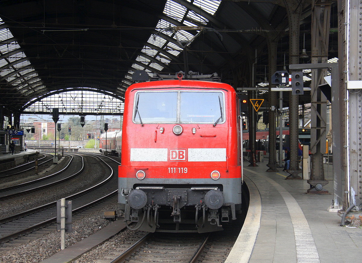 Ein Nachschuss von der 111 119 DB steht mit dem RE4 von Aachen-Hbf nach Dortmund-Hbf. Aufgenommen vom Bahnsteig 2 vom Aachen-Hbf.
Am Nachmittag vom 5.4.2017.