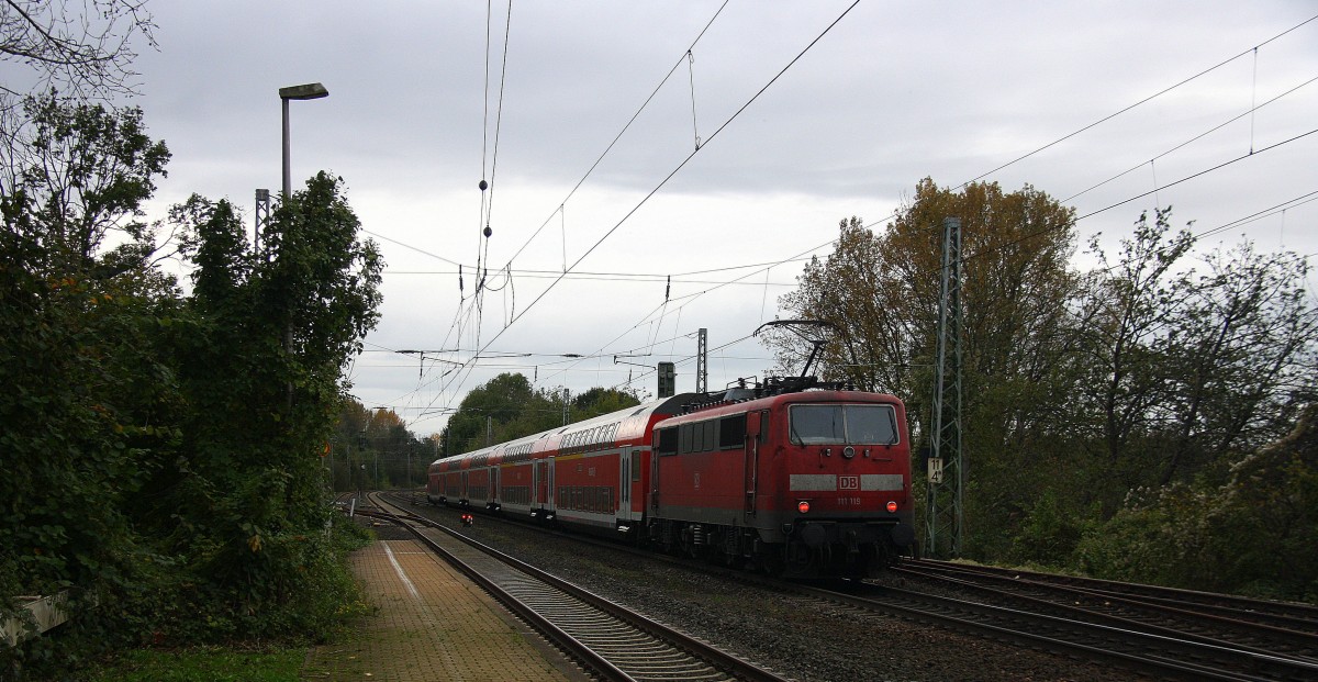 Ein Nachschuss von der 111 119 DB schiebt den RE4 aus Dortmund-Hbf-Aachen-Hbf und hilt in Kohlscheid  und fährt in Richtung Richterich,Laurensberg,Aachen-West. 
Bei Wolken am Nachmittag vom 24.10.2014.