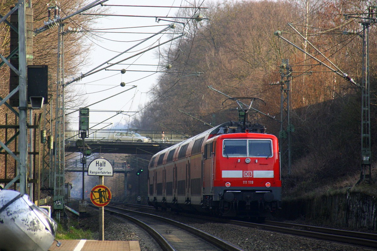 Ein Nachschuss von der 111 119 DB schiebt den RE4 aus Aachen-Hbf nach Dortmund-Hbf kommt aus Richtung Aachen-West,Laurensberg,Richterich, und fährt durch Kohlscheid in Richtung Herzogenrath,Mönchengladbach,Neuss. Aufgenommen von Bahnsteig 2 in Kohlscheid.
Bei schönem Sonnenschein am Kalten Morgen vom 16.3.2016.