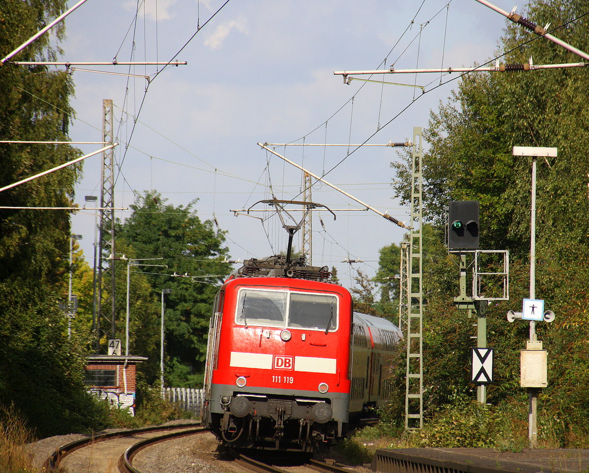 Ein Nachschuss von der 111 119 DB schiebt den RE4 aus Aachen-Hbf nach Dortmund-Hbf und kommt aus Richtung Aachen-Hbf,Aachen-Schanz,Aachen-West,Laurensberg,Richterich,Kohlscheid,Herzogenrath,Palenberg,Zweibrüggen,Frelenberg,Geilenkirchen,Süggerrath,Lindern,Brachelen,Hückelhoven-Baal,Baal und hält in Erkelenz und fährt dann weiter in Richtung Herrath,Beckrath,Wickrath,Rheydt-Hbf,Mönchengladbach-Hbf. 
Aufgenommen vom Bahnsteig 1 in Erkelenz.
Bei Sommerwetter am 26.9.2016.